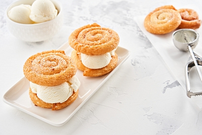 Sandwiches with Vanilla Ice Cream and Churros