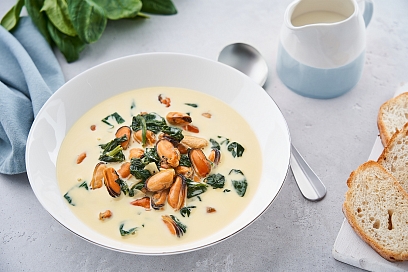 Creamy soup with mussels and spinach