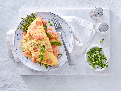 Fluffy omelette with shrimps and asparagus