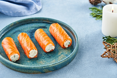 Smoked salmon rolls with cucumber and ricotta