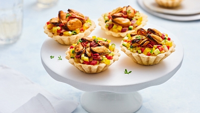 Shortcrust baskets with mussels and vegetable mix
