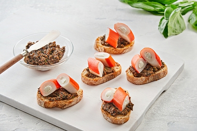 Canapé with French Crab and Olive Tapenade