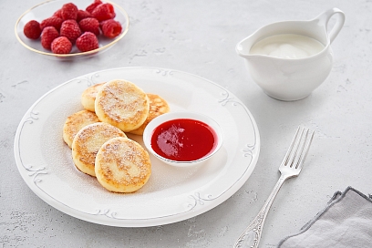 Puffy curd pancakes with berry sauce