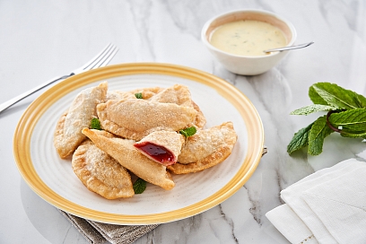 Deep-fried dumplings with creamy mint sauce